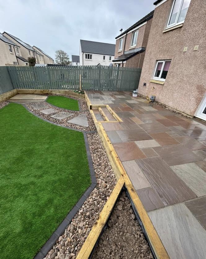 Split-level garden with porcelain patio, steps and artificial lawn